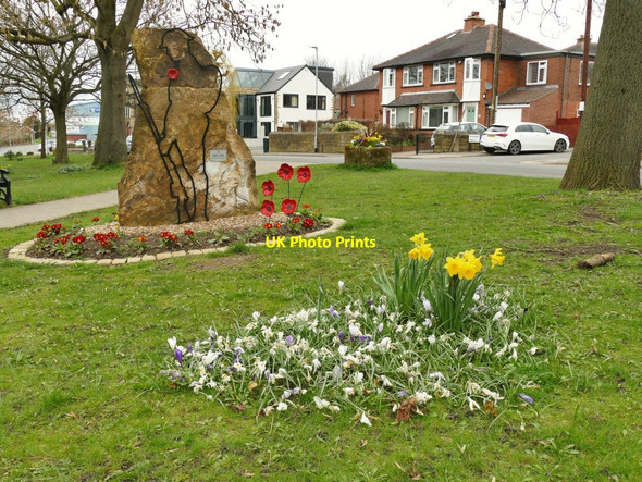 Photo 6"x4" Gildersome village cenotaph - centenary memorial Morley\/SE2627 c2021