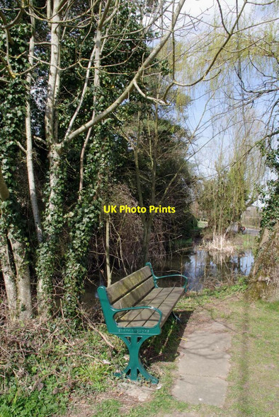 Photo 6"x4" Village Pond & War Memorial Seat Broad Green\/TL4439 c2021