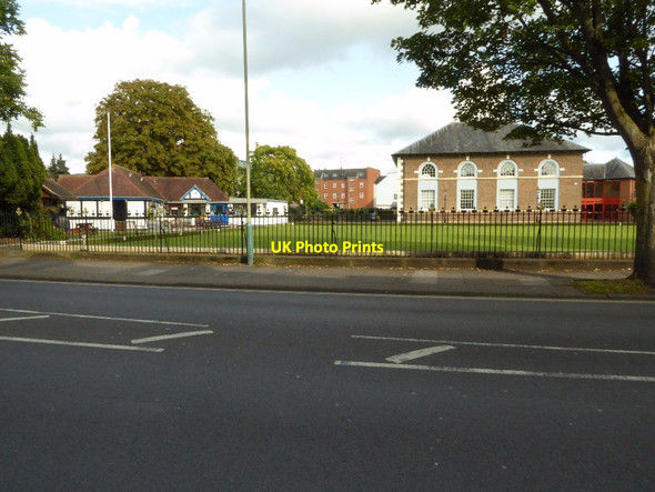 Photo 6"x4" Bowling Green and pavilion Cheltenham c2017