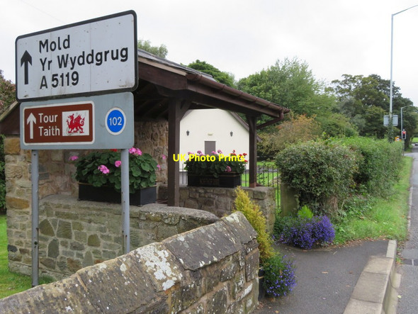Photo 6"x4" Bus shelter and a stone in the hedge in Northop Northop\/Llan-eurgain c2017