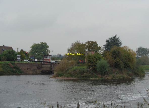 Photo 6"x4" Bevere lock on the River Severn Bevere c2017