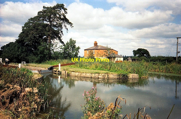 Photo 6"x4" Cottage alongside Kennet and Avon Canal Rowde c1991