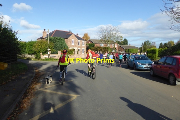 Photo 6"x4" Race backmarkers Wistow\/SE5935 c2017