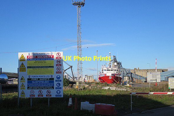 Photo 6"x4" Peering into the Port of Leith Leith\/NT2776 c2017