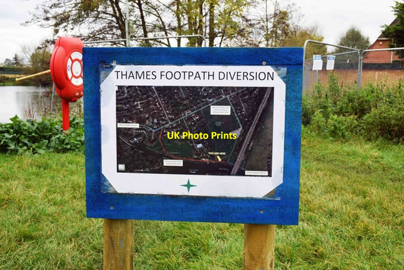 Photo 6"x4" Thames Footpath diversion sign, Gossmore Recreation Ground, Marlow, Bucks Marlow\/SU8586 c2017