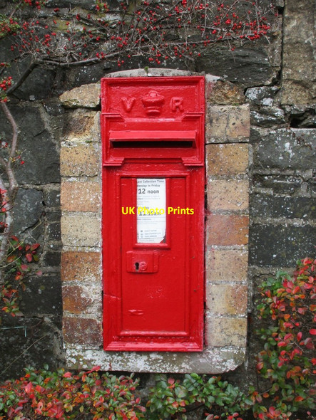 Photo 6"x4" Victorian Postbox at Lyne Station Hallyne c2017