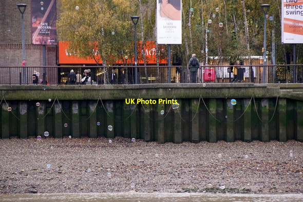 Photo 6"x4" Bubbles blowing past the Tate Modern, London London c2017