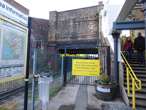 Photo 6"x4" Waterloo station - closed exit Crosby\/SJ3198 c2017