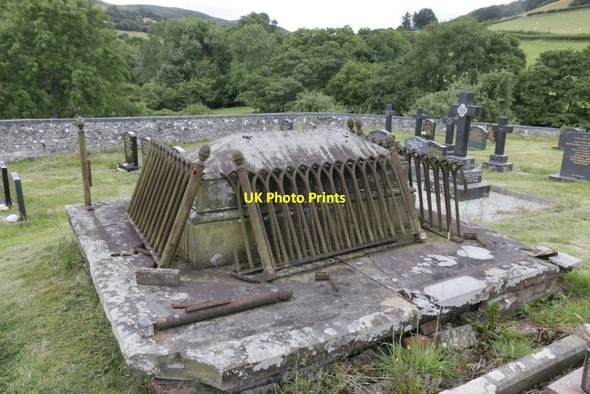 Photo 6"x4" Leaning on the tomb Builth Wells\/Llanfair-Ym-Muallt c2017