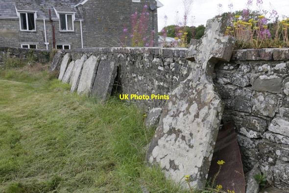 Photo 6"x4" Leaning on the wall Builth Wells\/Llanfair-Ym-Muallt c2017