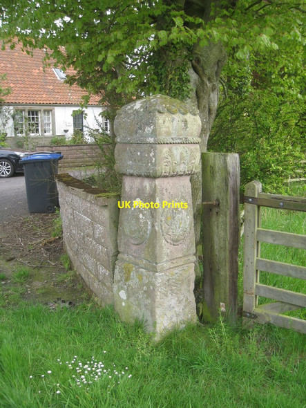 Photo 6"x4" Gatepost to Edrington House Paxton c2012