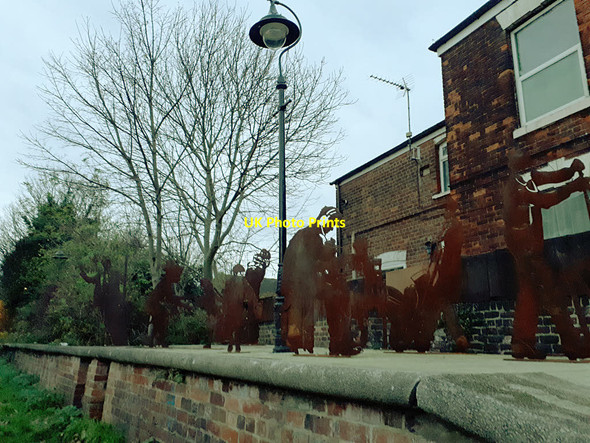 Photo 6"x4" Artwork on the platform of the former Stepney Station  Kingston upon Hull c2017
