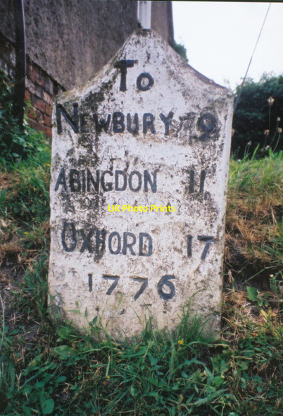 Photo 6"x4" Old Milestone by High Street, East Ilsley East Ilsley c2001