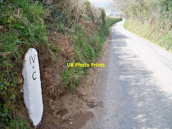 Photo 6"x4" Old Milestone north of Kingston Bealsmill c2001