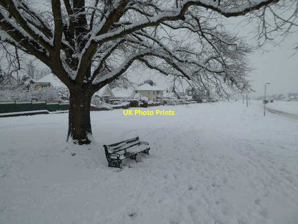 Photo 6"x4" A bench in snow Great Malvern c2017