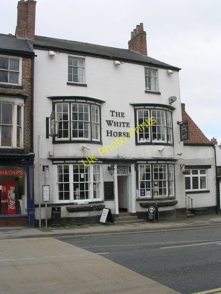 Photo 6"x4" The White Horse - North Street Ripon c2009