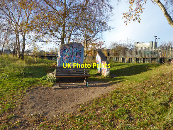 Photo 6"x4" Seat and stones, Ipswich Ipswich c2017