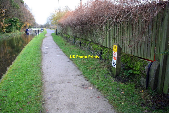 Photo 6"x4" Leeds & Liverpool Canal passing Willow Bank House Keighley c2017
