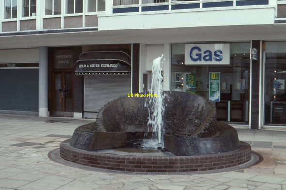 Photo 6"x4" The former Exeter Blitz memorial fountain Exeter c1993