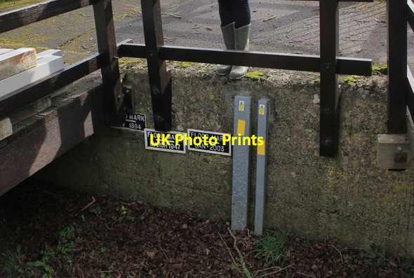 Photo 6"x4" Flood Markers at Northmoor Lock Northmoor\/SP4202 c2017