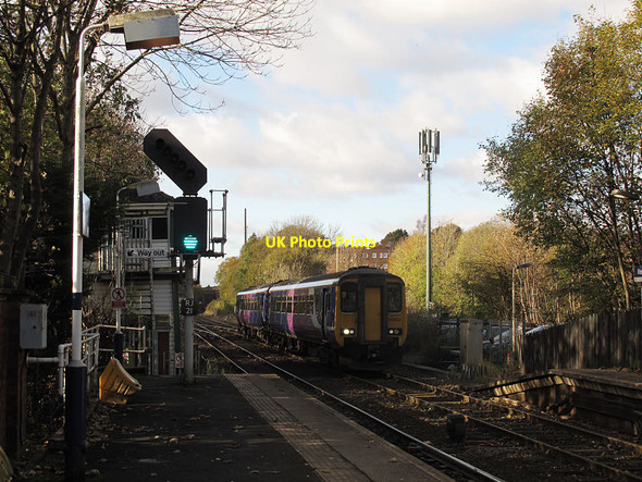 Photo 6"x4" Romiley station: train arriving from Manchester Romiley c2016
