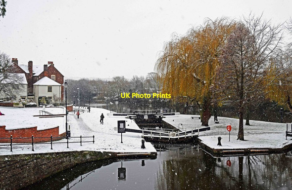 Photo 6"x4" Wide lock into the River Severn in winter, Stourport-on-Severn Stourport-on-Severn c2017