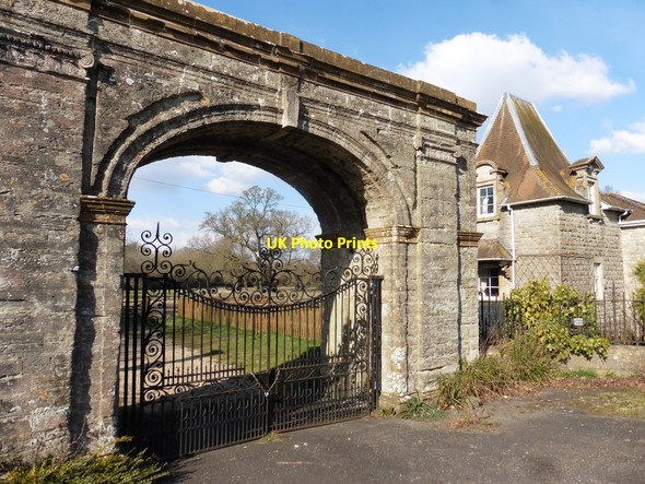 Photo 6"x4" Impressive gateway at Hazelgrove Lodge Sparkford c2018