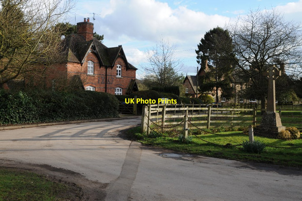 Photo 6"x4" War memorial and cottage in Walton Walton\/SP2853 c2018