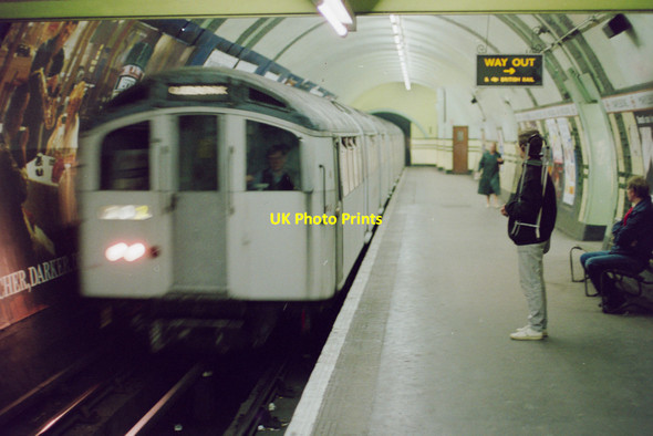 Photo 6"x4" Bakerloo line train to Queen's Park entering Marylebone underground station, 1987 Westminster c1987