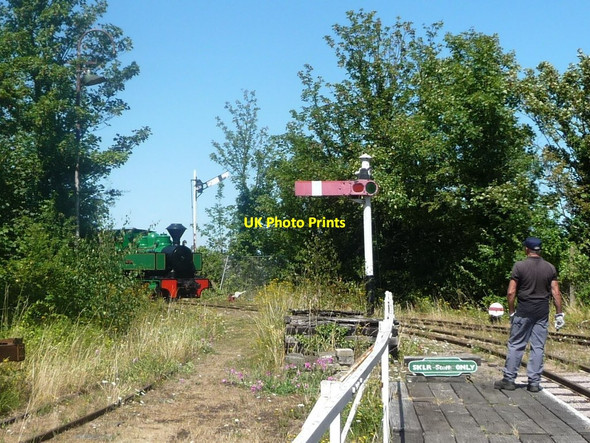 Photo 6"x4" The train arriving at Sittingbourne Viaduct station Sittingbourne c2018