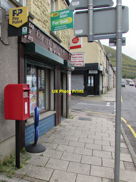 Photo 6"x4" Queen Elizabeth II postbox outside Nantymoel Post Office Nant-y-moel c2018