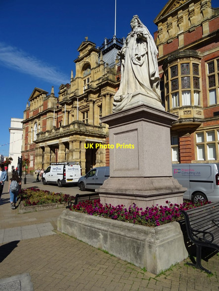 Photo 6"x4" Queen Victorian and the Town Hall Royal Leamington Spa c2018
