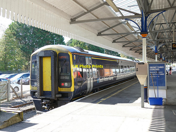 Photo 6"x4" Salisbury station: London train Salisbury c2018