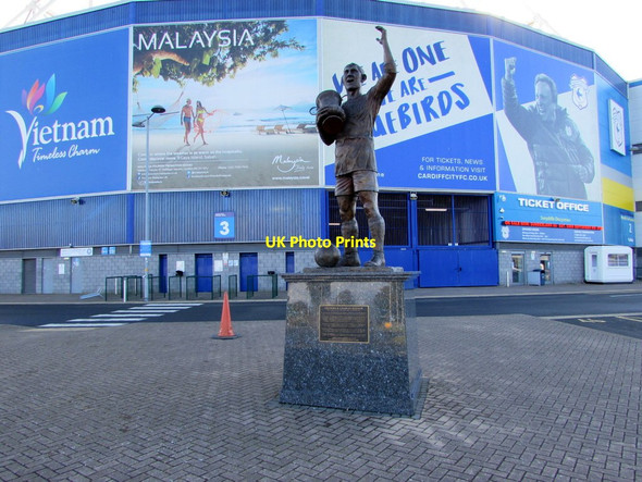 Photo 6"x4" Fred Keenor statue outside Cardiff City Stadium Cardiff\/Caerdydd c2017
