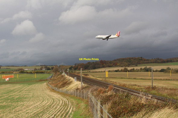 Photo 6"x4" Germanwings aircraft approaching Edinburgh Airport Turnhouse c2018