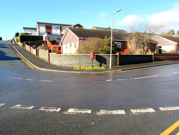 Photo 6"x4" Queen Elizabeth II postbox at a bend in the road, Aberdare Aberdare\/Aberdar c2019
