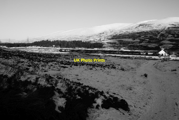 Photo 6"x4" Inverness bound train Balsporran Cottages c2019