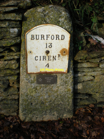 Photo 6"x4" Old Milestone by the B4425, Barnsley village, Cotswolds Barnsley\/SP0705 c2010