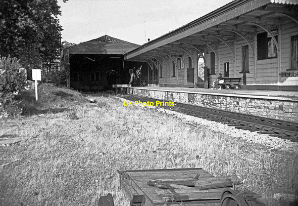 Photo 6"x4" Clevedon Station - platform & train shed Clevedon c1966