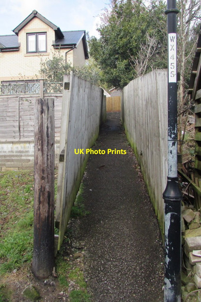 Photo 6"x4" Fenced path from the north side of Riverside Terrace, Machen Nant-y-ceisiad c2019
