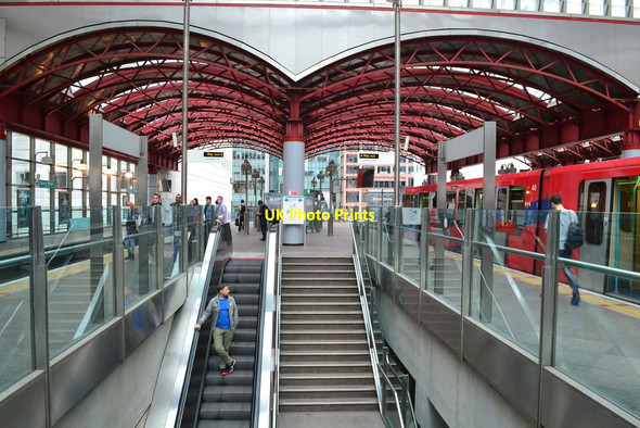 Photo 6"x4" In the centre of Canary Wharf station Poplar\/TQ3780 c2019