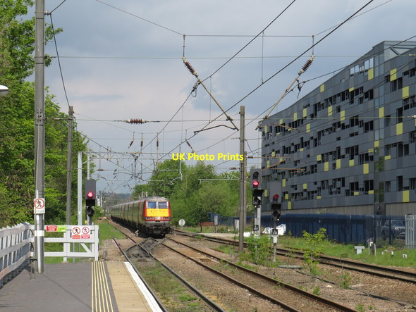 Photo 6"x4" Train leaving Wakefield Westgate Wakefield\/SE3320 c2019