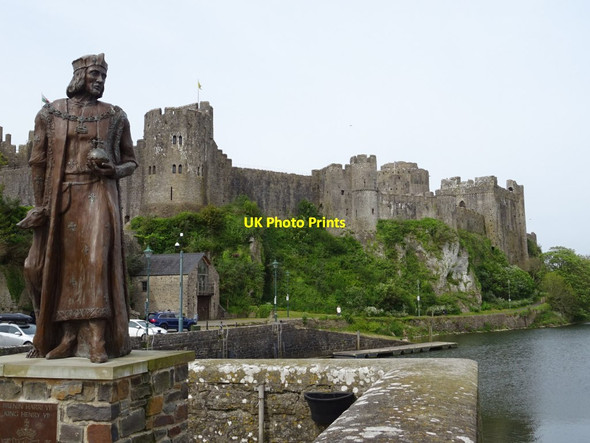 Photo 6"x4" Statue of Henry VII and Pembroke Castle Pembroke\/Penfro c2019