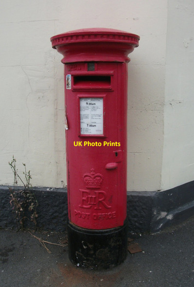 Photo 6"x4" Elizabeth II pillar box, Bangor Bangor\/SH5771 c2019