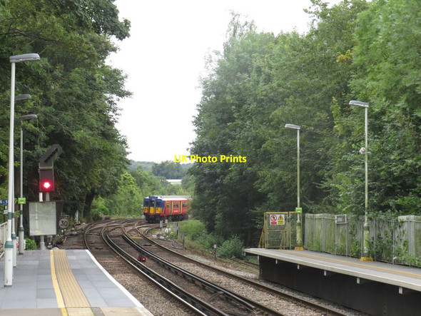 Photo 6"x4" Train leaving Leatherhead Leatherhead c2019