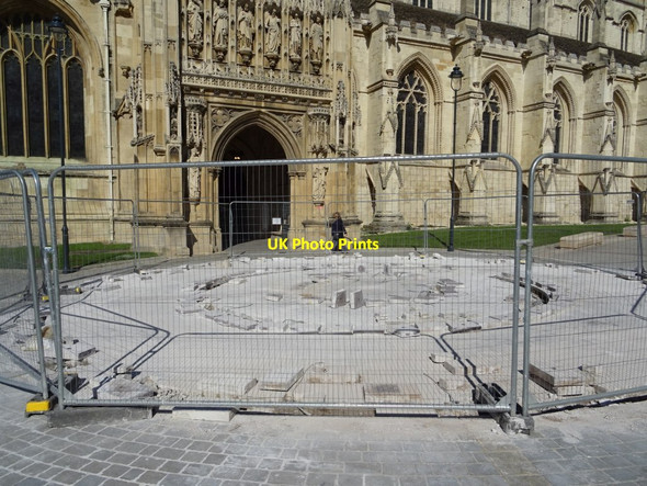Photo 6"x4" Work in front of the entrance of Gloucester Cathedral Gloucester c2019