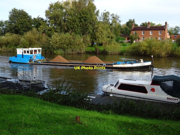 Photo 6"x4" Gravel barge on the Rivern Severn Upton upon Severn c2019