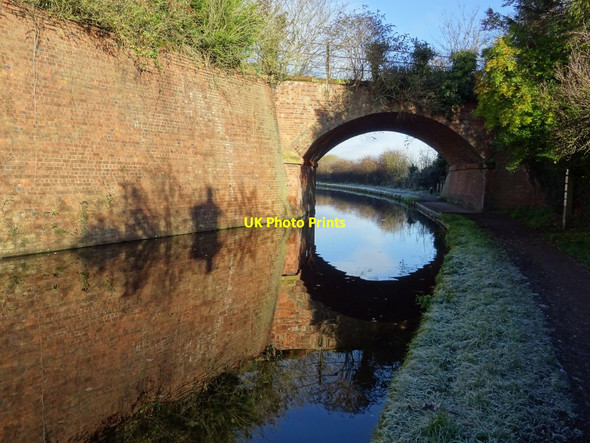 Photo 6"x4" Canal passing under a bridge Stourport-on-Severn c2019