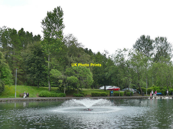 Photo 6"x4" Gun Knowe Loch, Tweedbank Park - fountain Galashiels c2019