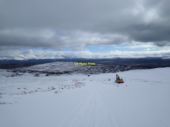 Photo 6"x4" The digger and the hut Beinn Bhreac\/NH7405 c2020